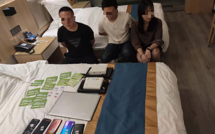 武汉警方打掉藏匿在宾馆的涉“两卡”犯罪组织，现场查获手机、电脑等作案工具。  图源：武汉警方