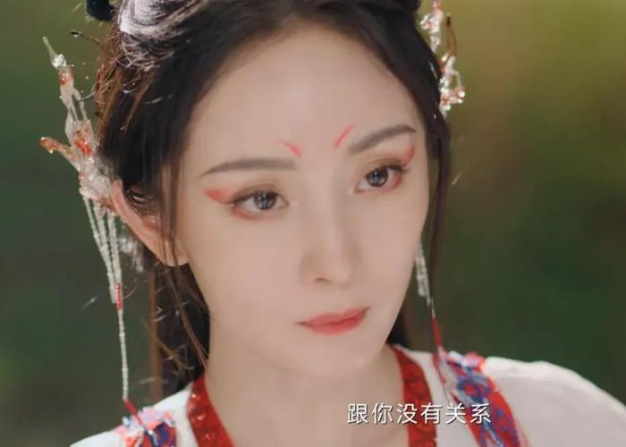 杨幂《狐妖小红娘》开播!剧情尴尬又见抿嘴演技,被吐槽好难看