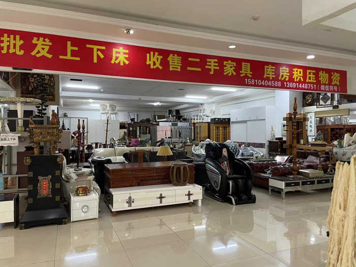 偌大的卖场里,满满当当摆满了各式家具.
