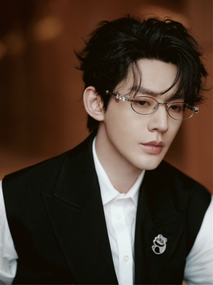 眼镜变小了,反而更帅了?