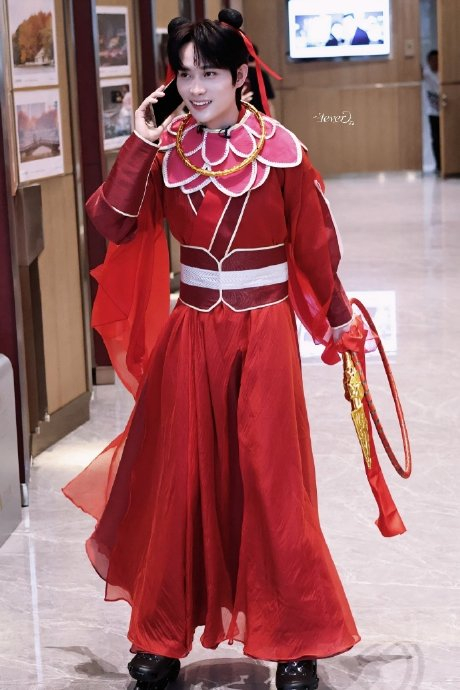 井胧披荆斩棘4:cos哪吒踩风火轮上班