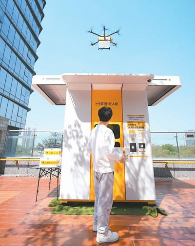 在广东省深圳市一商场外，顾客取走无人机送来的外卖。采访对象供图