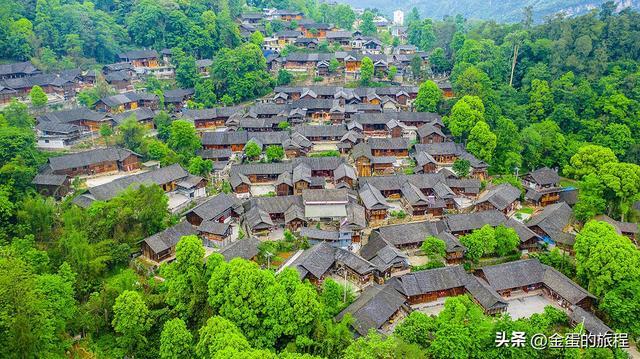 宝蓝色河边的贵州历史文化名村,铜仁地区的石阡楼上古寨