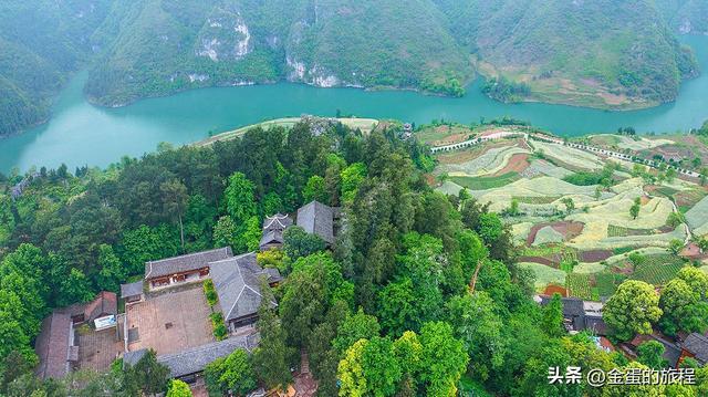 宝蓝色河边的贵州历史文化名村,铜仁地区的石阡楼上古寨