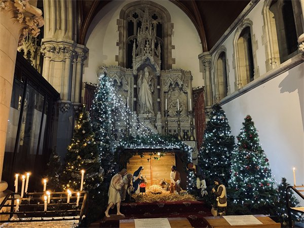 祭坛前布置的耶稣马棚降生的微缩场景