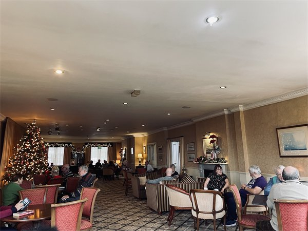 旅馆咖啡厅里全是老年人