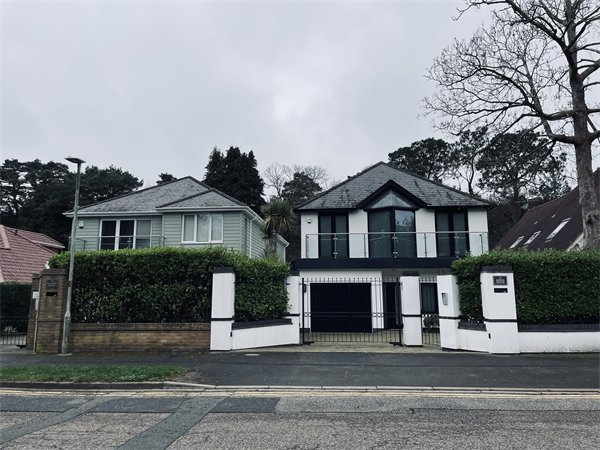 托尔金当年所住的平房已被拆除，原址上建了两幢小楼