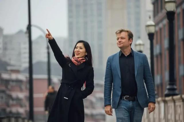 《舞台上的中国》主持人徐丽东和谢飞（Jeff·Crosby）丨图源自“五洲爱纪录”微信公众号