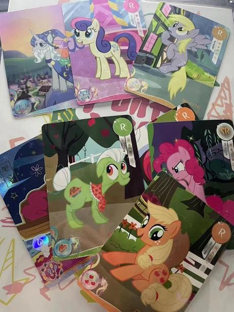 受访者在直播间下单拆包的“小马宝莉”小卡。受访者供图 