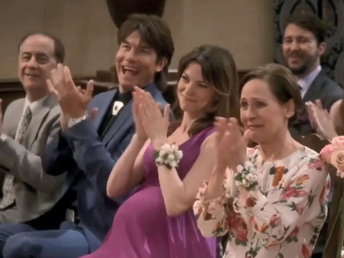 我忍不住想起了《生活大爆炸》s11e24谢尔顿结婚那集,家人们都出席并