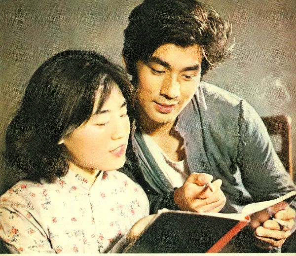 电影《牧马人》(谢晋,1982)剧照如果说《法庭内外》的尚勤是充满"人