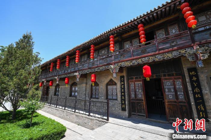 山西运城:海外华文媒体采风团探访万荣李家大院