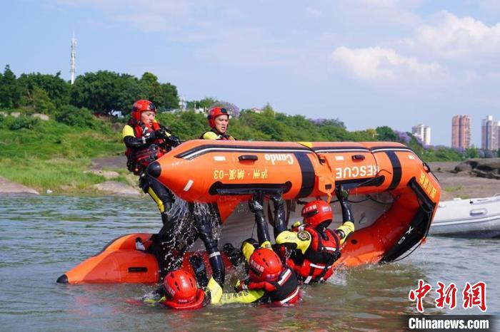 四川消防救援队伍开展大型水域救援实战演练