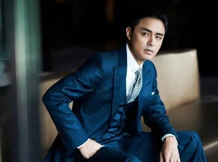 直到2005年,明道在偶像剧《王子变青蛙》中饰演男主角单均昊,从而受到