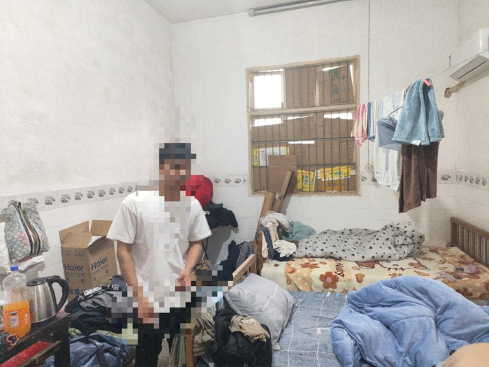 表兄弟卖烤鸡腿时，租住在简陋的出租屋内。 上游新闻记者 苏笃  图
