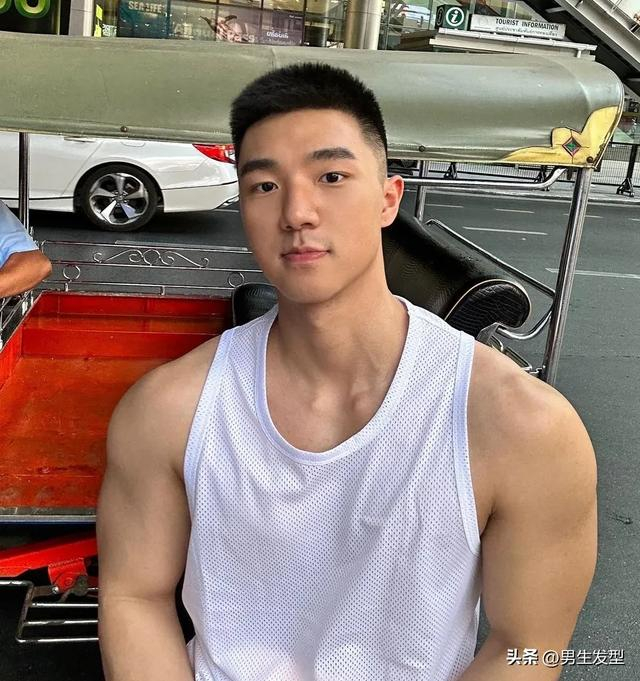 男生别再嫌弃"两边铲"发型了,试试这3款,清爽干净显帅气