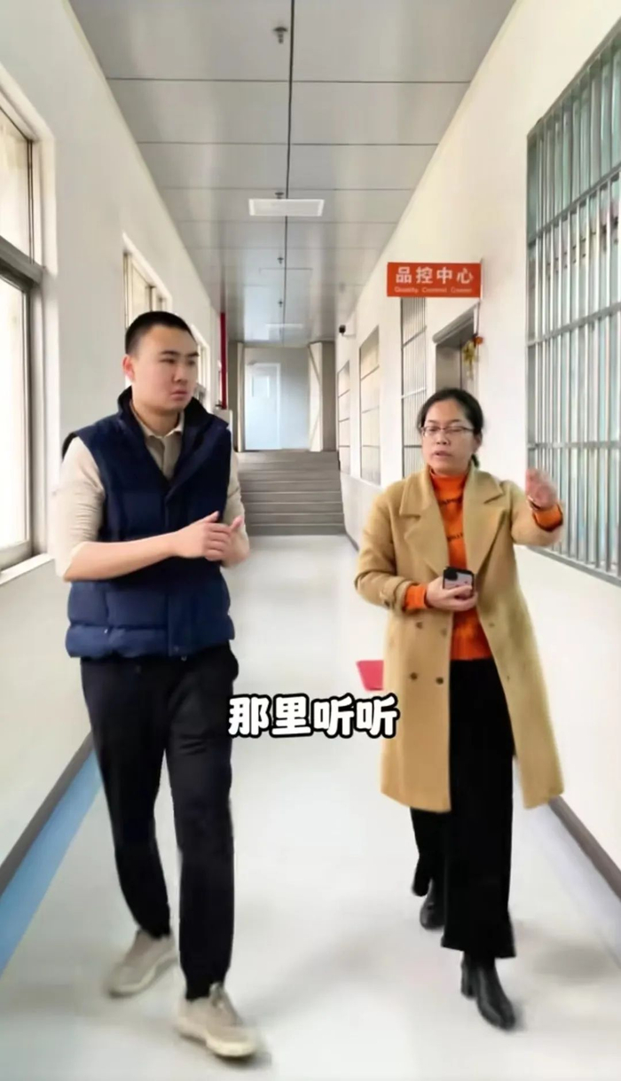 ▲“饼二代”黄泽坤（左）