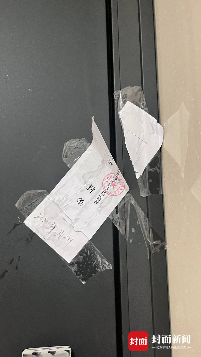 广安市城管执法局曾到场查看,随后在楼顶业主门口贴上封条.