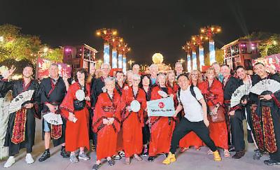 来自英国、澳大利亚、新西兰的游客身着汉服在西安大唐不夜城游览合影。西安卓恒国旅供图