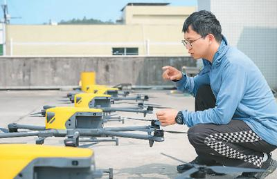 一名通过了《民用无人机驾驶执照》专业考试的外卖小哥，在对无人机进行验证飞行前的检查。新华社记者 毛思倩摄