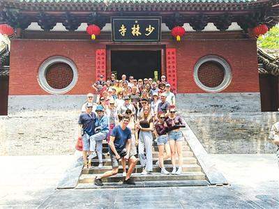 斯洛伐克游客游览河南少林寺。中旅旅行供图