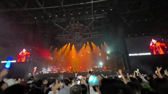 光良在北京举行的演唱会里,烟火绚丽绽放,舞美设计超级赞