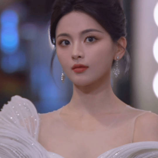 虞书欣 杨超越算是一个赛道的艺人吗?