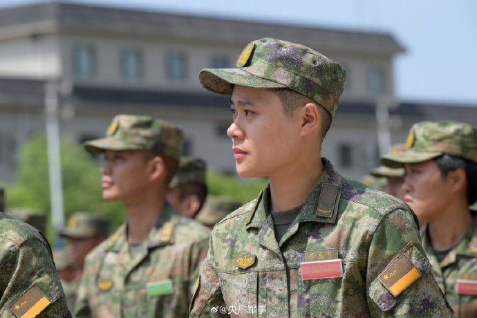 火箭军新战士光荣入列