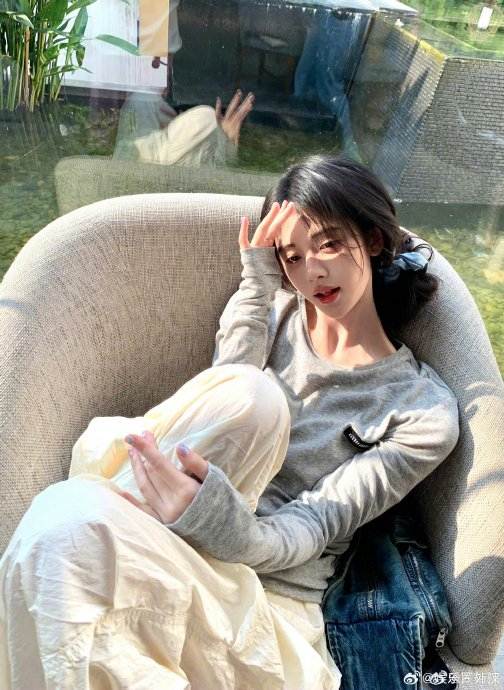 鞠婧祎最新假期营业照 超绝松弛感 简单的衣服都能美的很轻松
