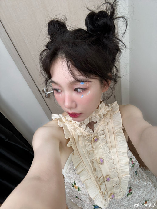 徐梦洁双丸子头造型自拍来啦!