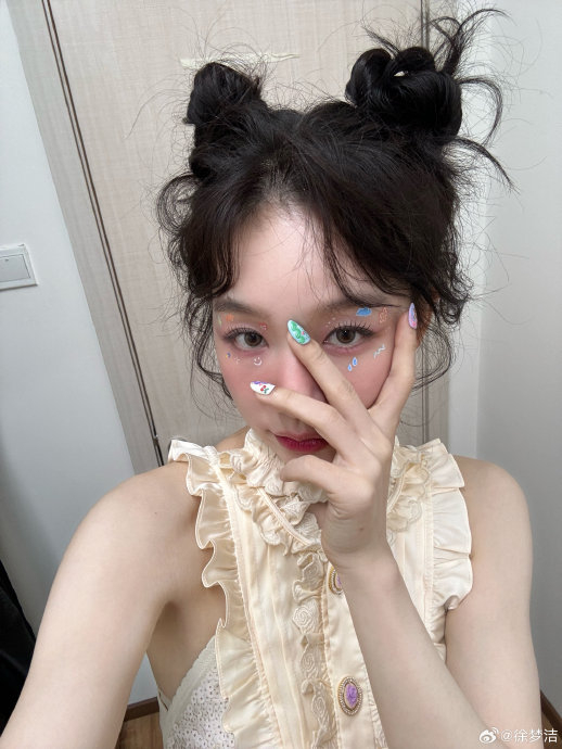 徐梦洁今日份自拍来啦!双丸子头造型好俏皮