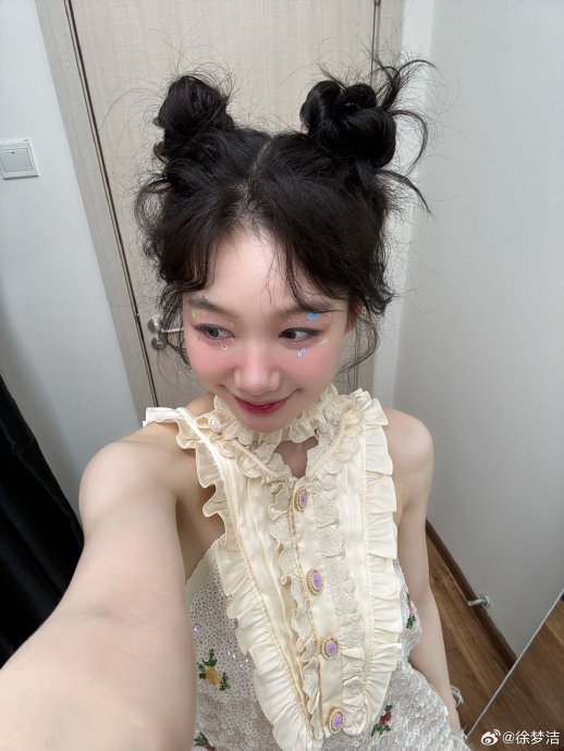 徐梦洁双丸子头造型自拍来啦!