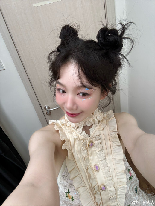 徐梦洁双丸子头造型自拍来啦!