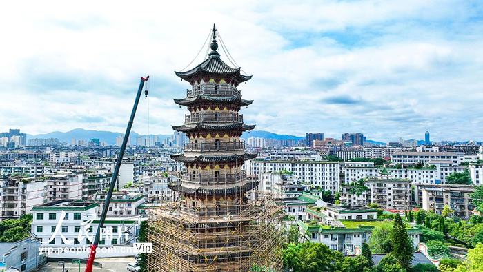 2024年5月24日,江西省赣州市章贡区赣江街道,工人在进行慈云塔保护