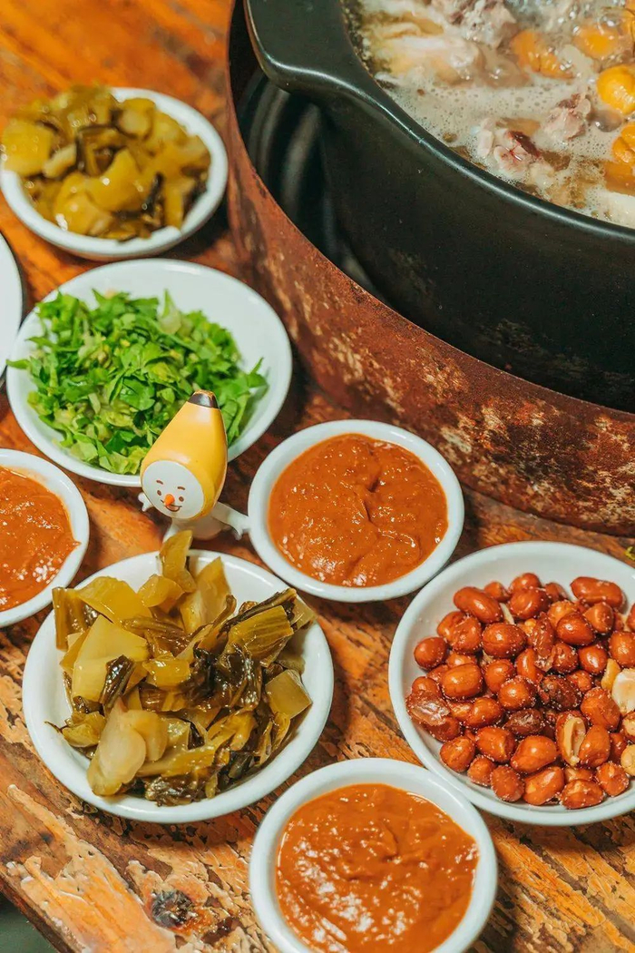 小小一碟蘸酱，藏着最地道的“潮汕滋味”。摄影/纪鑫达