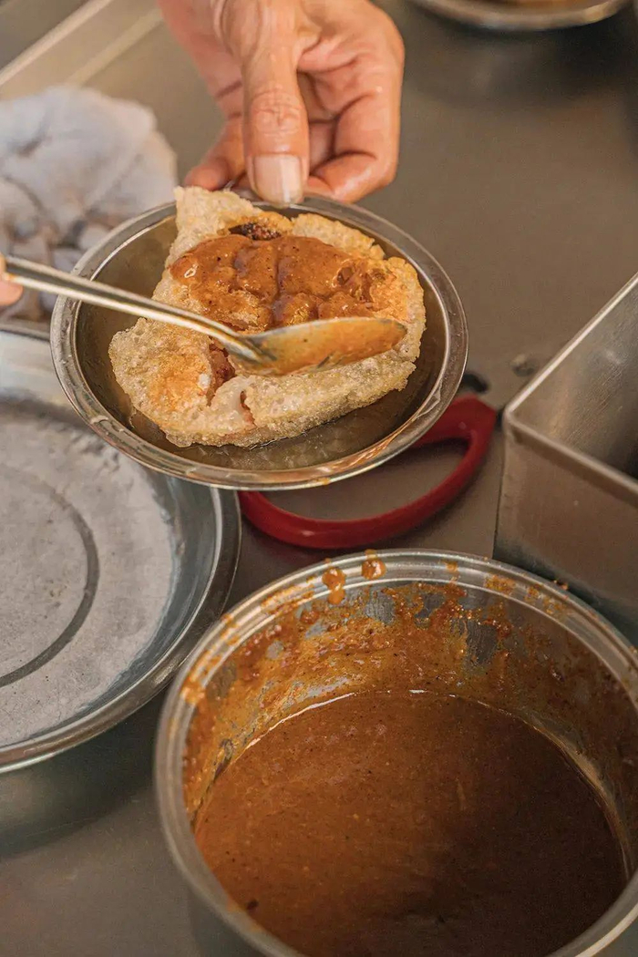 淋上沙茶酱的鲎粿，滋味丰富。摄影/纪鑫达