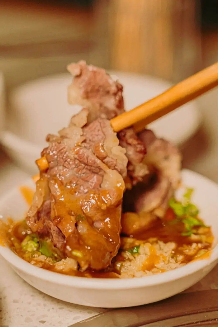 调一碗适宜的蘸酱，能够带来双重味觉满足。摄影/纪鑫达