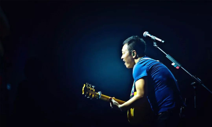 有人说:朴树是孤独诗人,李健是理想诗人,郑钧是摇滚诗人,许巍是自由