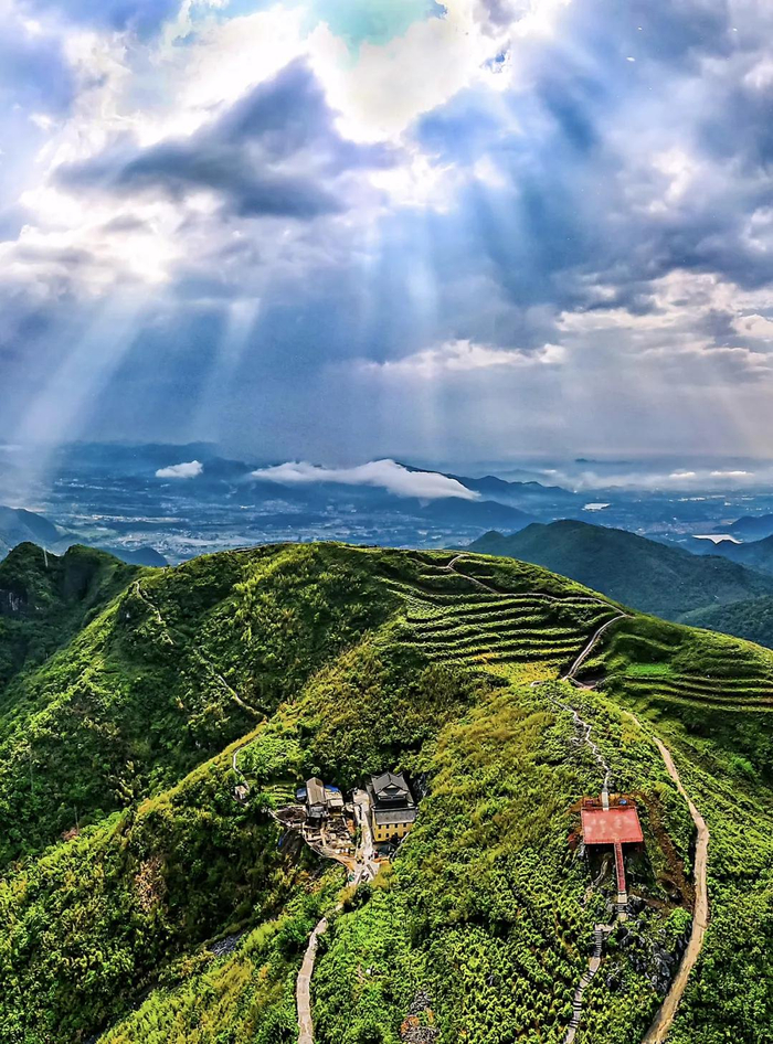 消散所有焦虑在山顶露营,吹自由的风这里远离市区,环境幽静可达龙角山