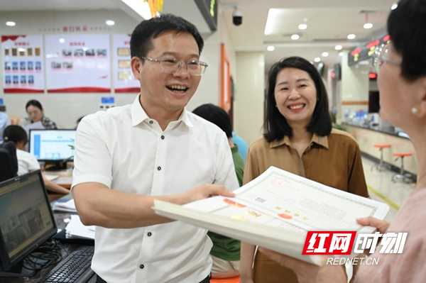 当天,邵阳市海谊高级中学的赵女士作为代理人,前来窗口办理校园小卖部