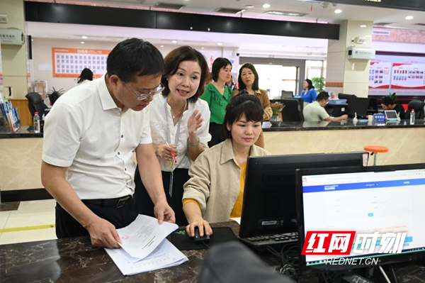 当天,邵阳市海谊高级中学的赵女士作为代理人,前来窗口办理校园小卖部