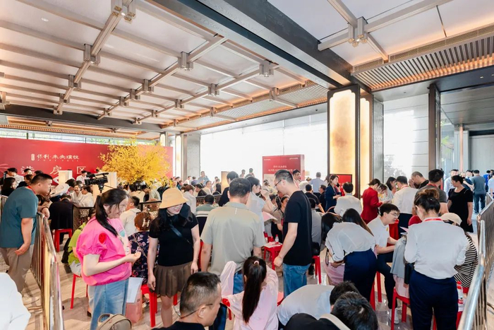 新政次日，西安保利未央璞悦首开现场。