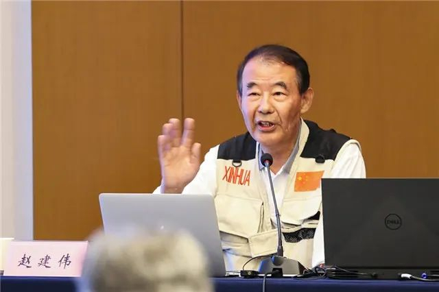 "这一主题,邀请中国新闻摄影学会驻会副会长,原新华社高级记者赵建伟