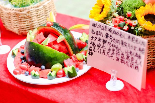 现场,完成后的插花和水果拼盘作品齐齐摆出展示,来自番禺区石碁镇第四