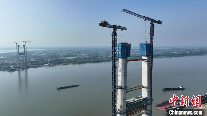 湖北双柳长江大桥南主塔封顶 为长江上最宽桥梁|湖北省|武汉市|长江