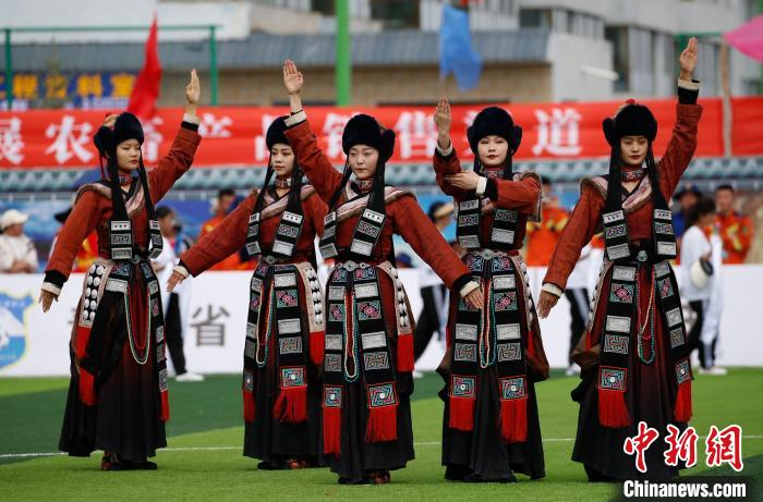 青海门源:国家级非遗华热藏族服饰亮相"青超联赛"|青海省|非遗|舞蹈