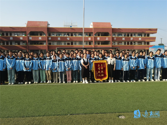 做好事不留名 锦旗"追"到学校来|中学_新浪新闻