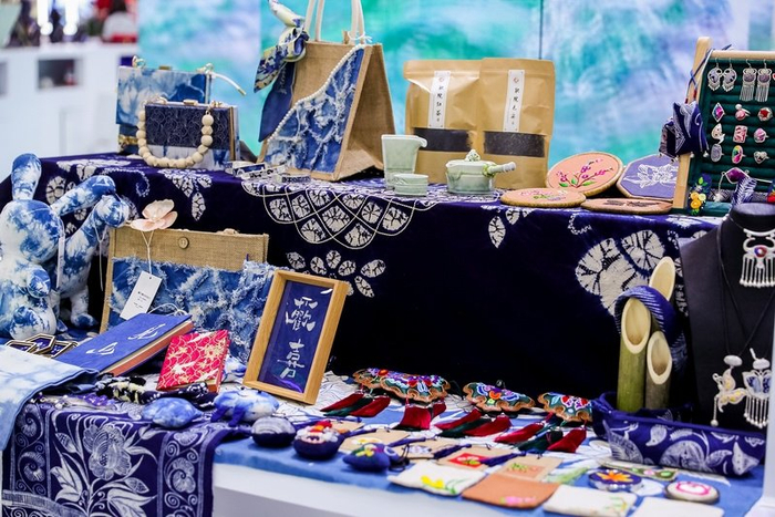 黔南职院系列文创亮相文博会 蜡染苗绣等展品受青睐|黔南布依族苗族
