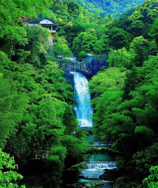 位于天台山的石梁飞瀑是徐霞客的最爱,曾被誉为天下第一奇观