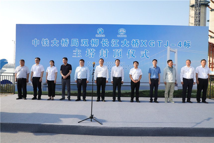 总经理,总监理工程师汪西华一声令下,由湖北交投集团投资建设的新港